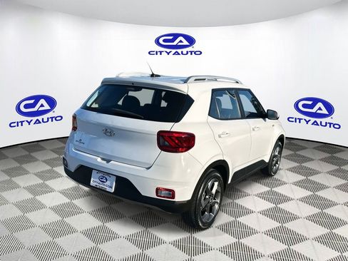 Used 2023 Hyundai Venue SEL image 3