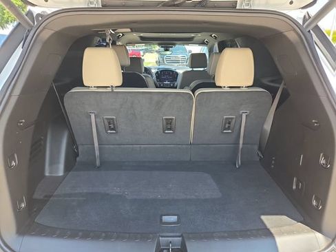 Used 2023 Chevrolet Traverse Premier FWD image 25