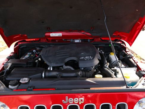 Used 2016 Jeep Wrangler Unlimited Sahara w/ Connectivity Group image 46