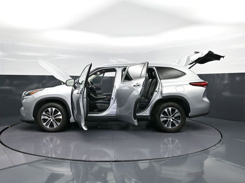 Used 2023 Toyota Highlander XLE image 49