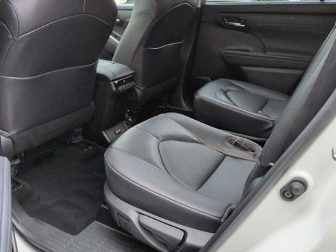 Used 2022 Toyota Highlander XLE AWD/4WD image 16