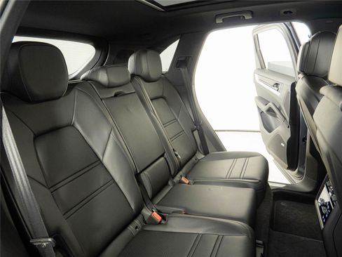 Certified 2026 Porsche Cayenne AWD/4WD image 23