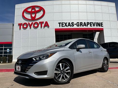 Used 2025 Nissan Versa SV image 2