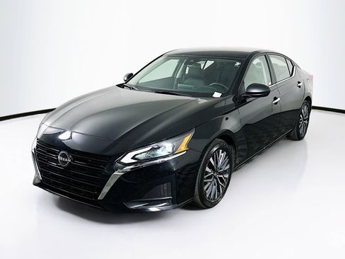 Used 2025 Nissan Altima 2.5 SV image 3