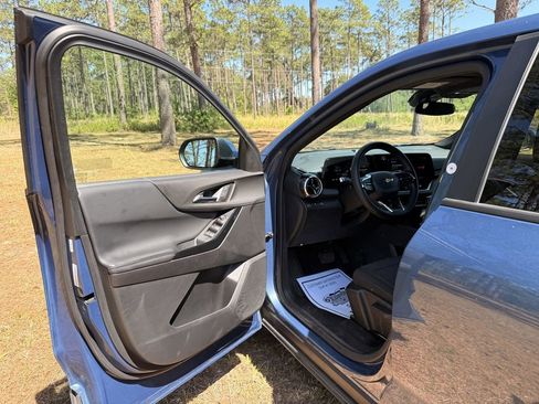 Used 2025 Chevrolet Equinox LT FWD image 12
