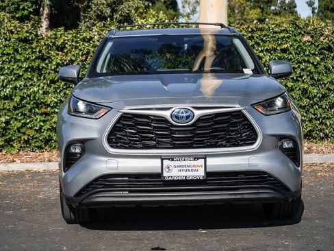 Used 2021 Toyota Highlander XLE AWD/4WD image 2