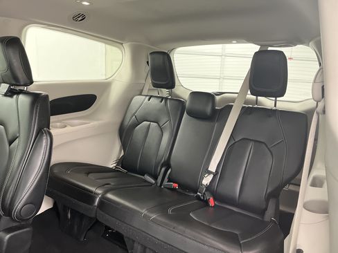 Used 2024 Chrysler Pacifica Touring-L FWD image 16