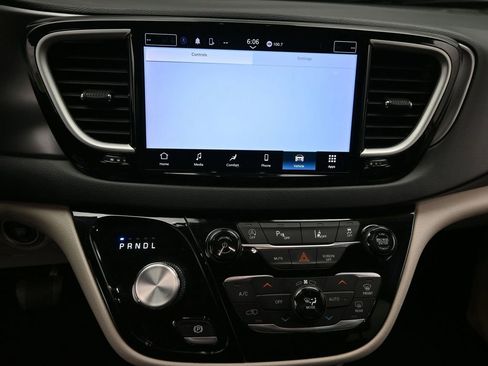 Used 2022 Chrysler Pacifica Touring-L image 17