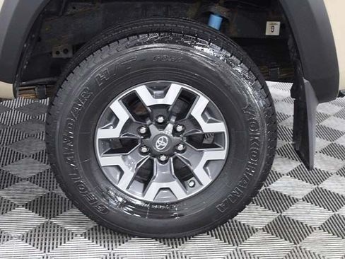 Certified 2020 Toyota Tacoma TRD Off-Road AWD/4WD image 16