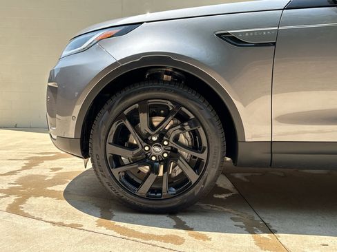 Used 2025 Land Rover Discovery S image 6