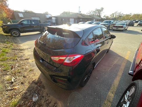 Used 2018 Chevrolet Cruze LT w/ Sun And Sound Package image 2
