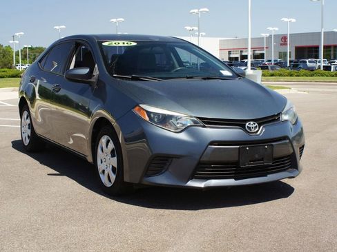 Used 2016 Toyota Corolla LE FWD image 2