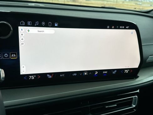 Used 2025 Chevrolet Traverse LT image 18