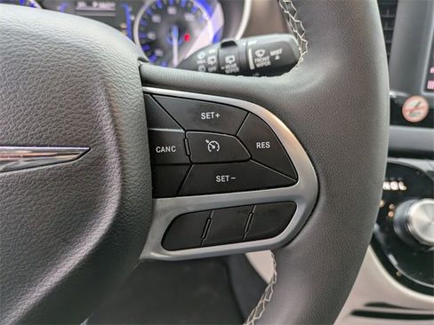 Used 2023 Chrysler Voyager LX image 9