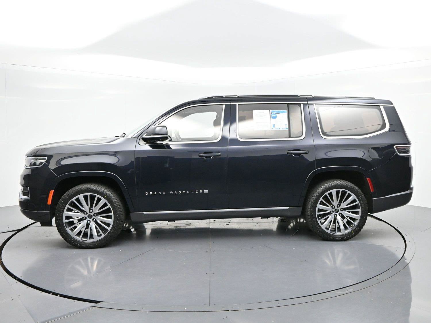 Used 2022 Jeep Grand Wagoneer Series III w/ HD Trailer Tow Package AWD/4WD image 4