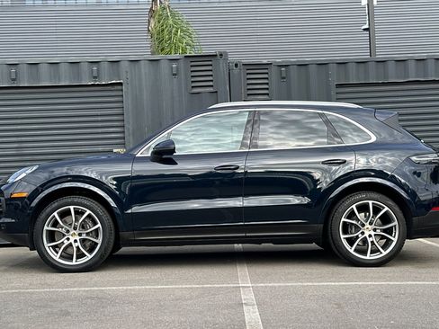 Used 2023 Porsche Cayenne Base image 2