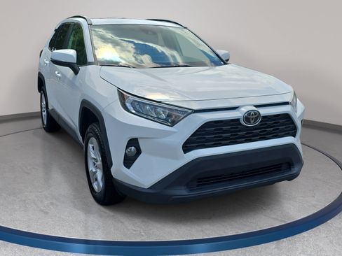 Used 2021 Toyota RAV4 XLE w/ Convenience Package FWD image 3