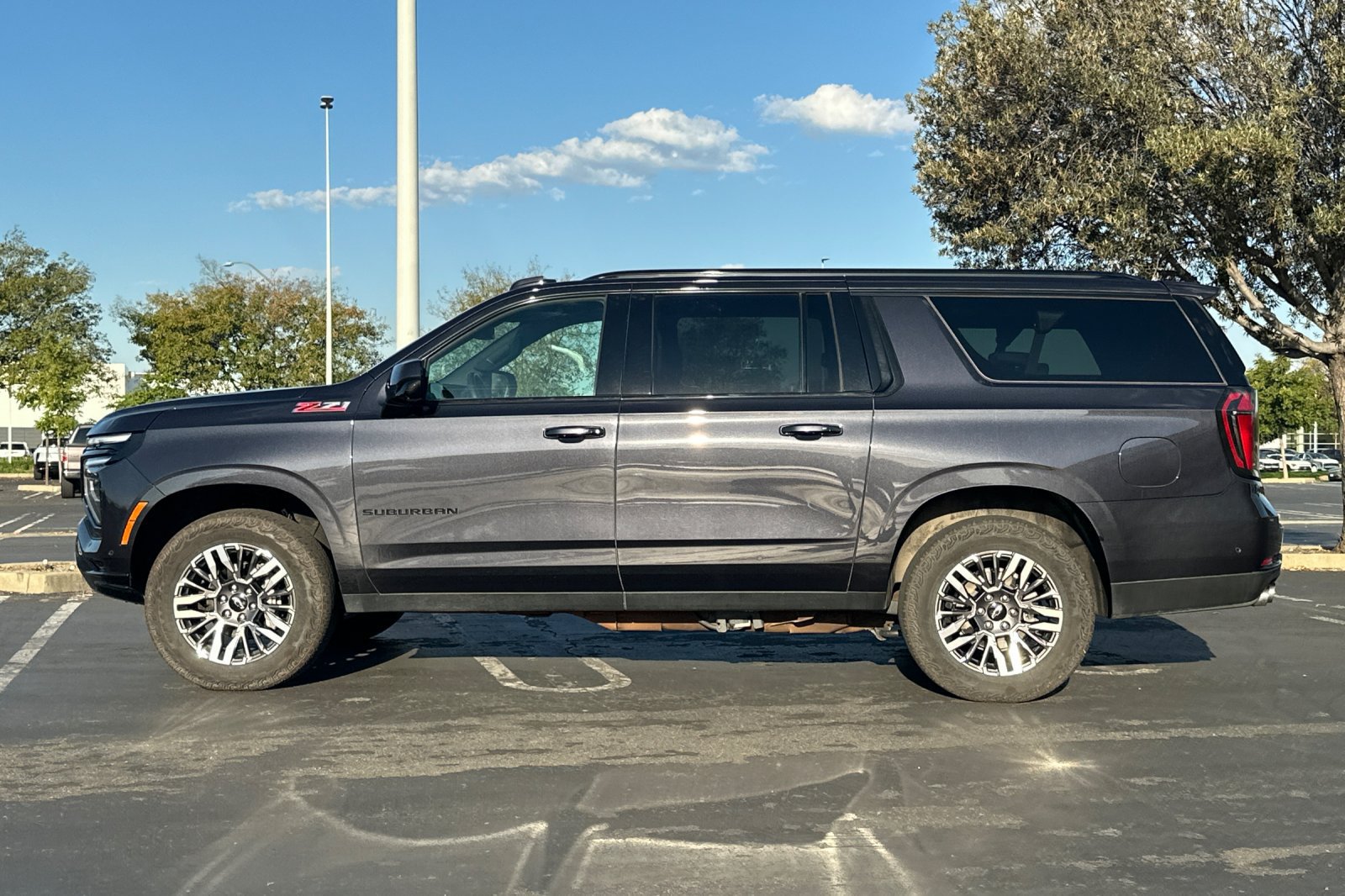 Used 2025 Chevrolet Suburban Z71 AWD/4WD image 7