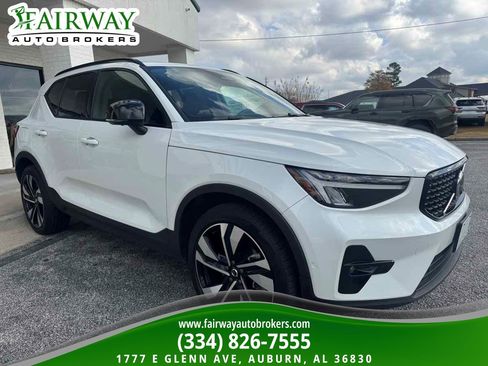 Used 2024 Volvo XC40 B5 Plus w/ Climate Package image 4