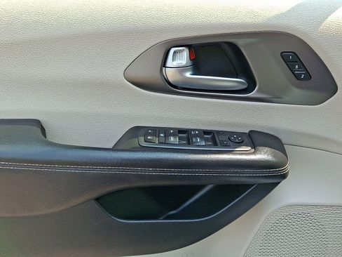 Used 2022 Chrysler Pacifica Touring-L image 12