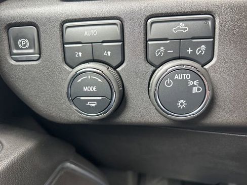 Used 2025 Chevrolet Silverado 1500 LT AWD/4WD image 10