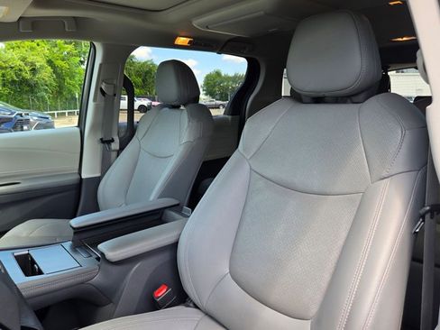 Used 2023 Toyota Sienna Limited AWD/4WD image 11