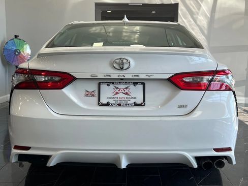 Used 2019 Toyota Camry SE FWD image 5