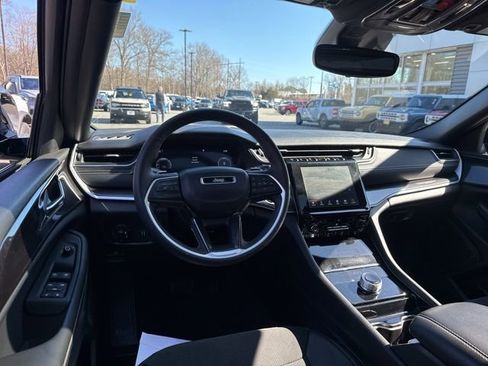 Used 2023 Jeep Grand Cherokee Altitude AWD/4WD image 13