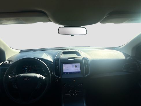 Used 2020 Ford Edge SE image 16