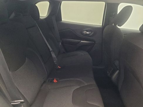 Used 2019 Jeep Cherokee Latitude w/ Popular Appearance Group image 19