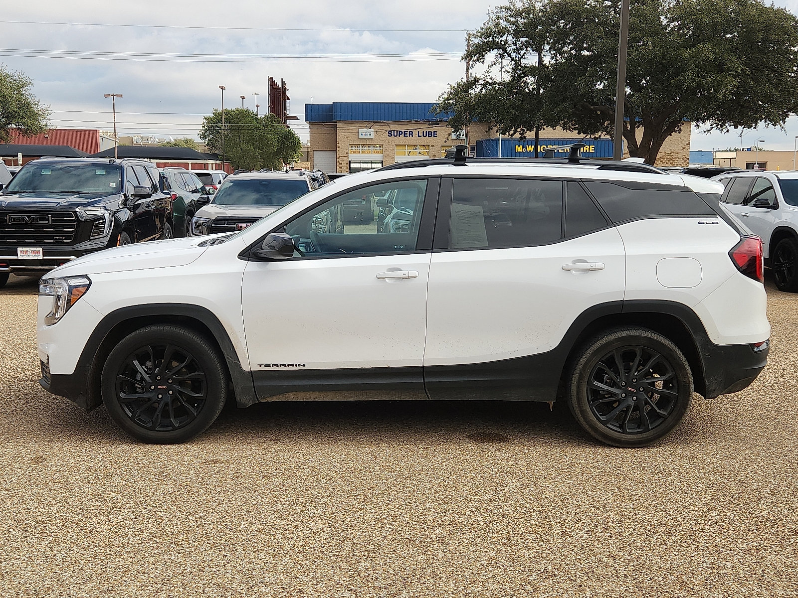 Used 2023 GMC Terrain SLE w/ Driver Convenience Package FWD image 2