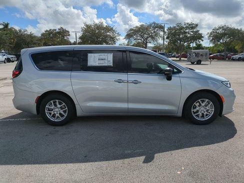 New 2026 Chrysler Pacifica Select image 4