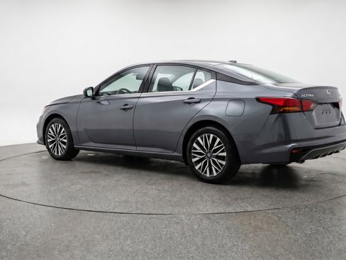 Used 2025 Nissan Altima 2.5 SV FWD image 6