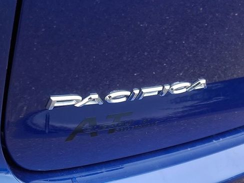 Used 2021 Chrysler Pacifica Touring-L image 28