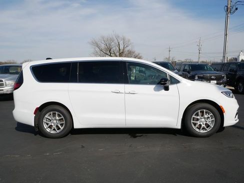 New 2026 Chrysler Pacifica Select image 8