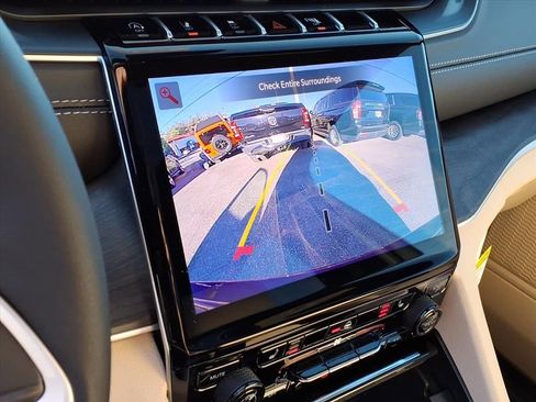 New 2025 Jeep Grand Cherokee Limited image 24