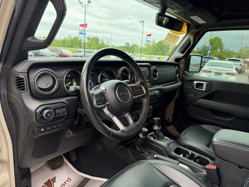 Used 2022 Jeep Wrangler Unlimited Sahara w/ Cold Weather Group AWD/4WD image 13