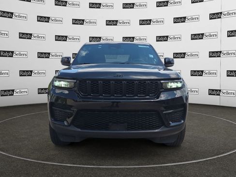 Used 2025 Jeep Grand Cherokee Altitude AWD/4WD image 8