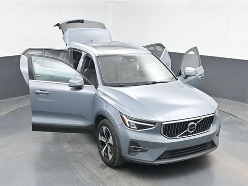 Used 2023 Volvo XC40 B4 Ultimate FWD image 49