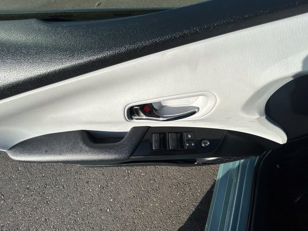 Used 2019 Toyota Prius LE AWD/4WD image 18