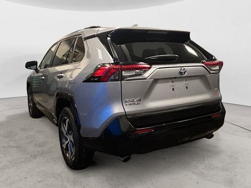 Used 2021 Toyota RAV4 SE image 3