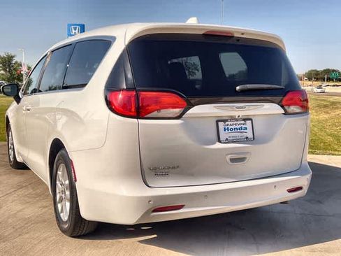 Used 2020 Chrysler Voyager LX FWD image 5