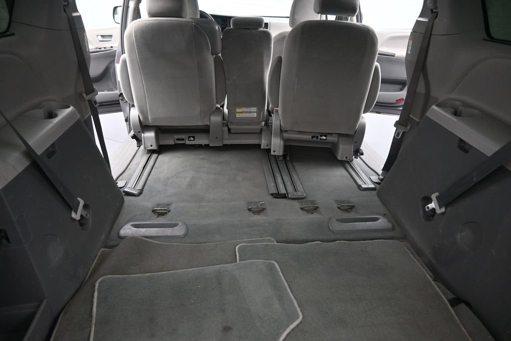 Used 2019 Toyota Sienna LE w/ Carpet Mat Package FWD image 16