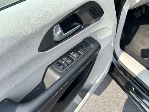 Used 2024 Chrysler Pacifica Touring-L FWD image 16