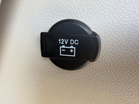 Used 2022 Chrysler Voyager LX FWD image 9
