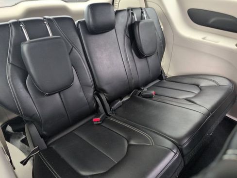 Used 2023 Chrysler Pacifica Touring-L FWD image 23
