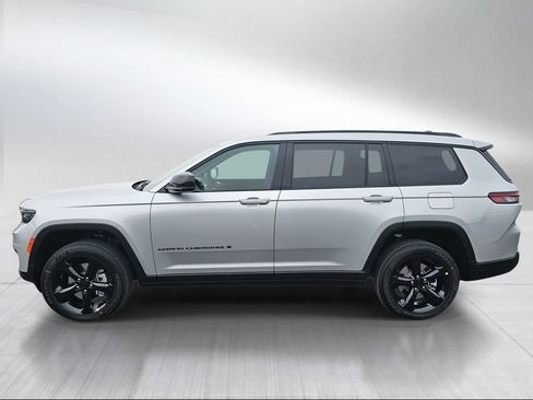 New 2025 Jeep Grand Cherokee L Altitude image 3