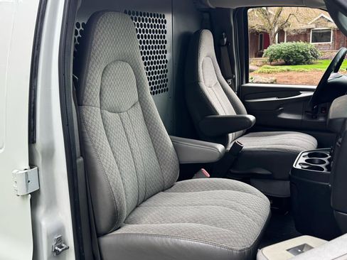 Used 2009 GMC Savana 3500 G3500 Cargo image 22