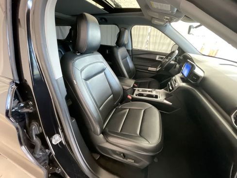 Used 2021 Ford Explorer XLT w/ Equipment Group 202A AWD/4WD image 26
