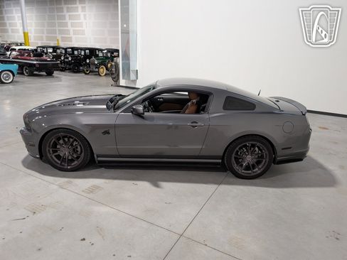 Used 2014 Ford Mustang GT Premium image 4